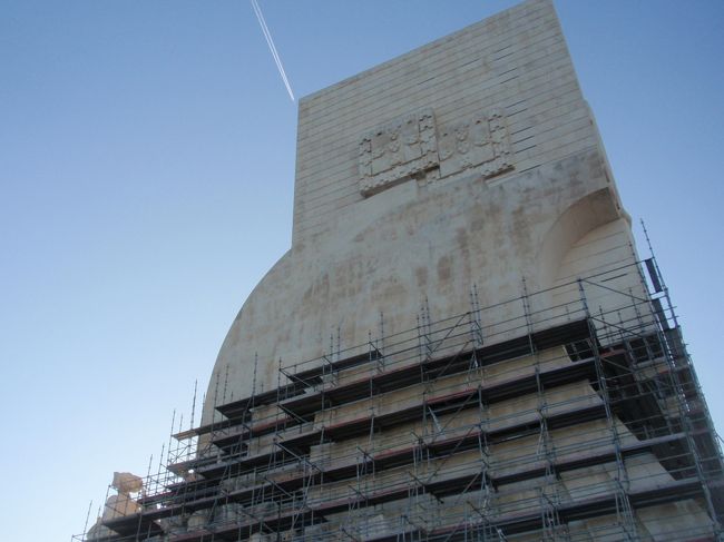 発見のモニュメントは修復中でした。