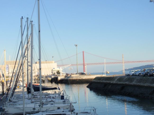 向こうに見えているのは4月25日橋。