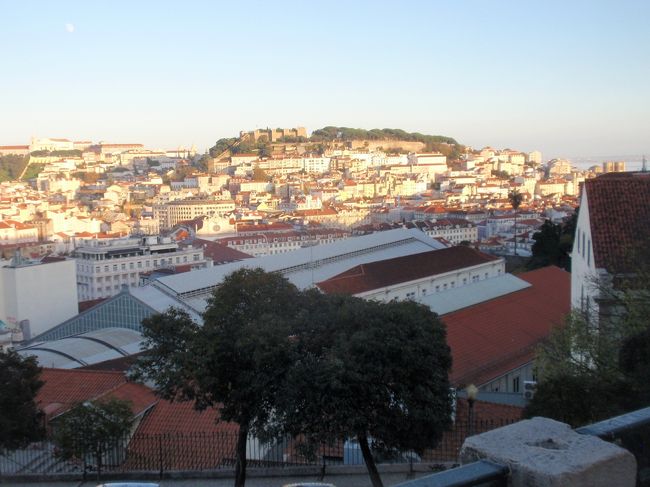 サン ペドロ デ アルカンタラ展望台より。後方は、サン・ジョルジェ城方面。<br />手前はロシオ駅。