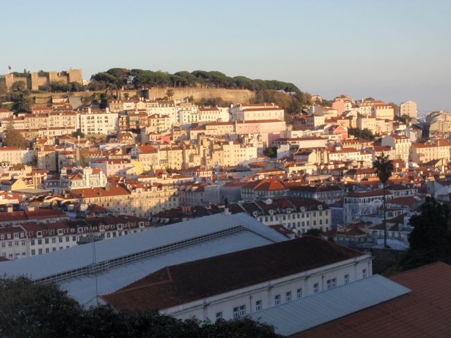 サン ペドロ デ アルカンタラ展望台より。後方は、サン・ジョルジェ城方面。<br />手前はロシオ駅。