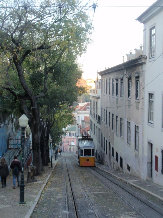 急坂を下る路面ケーブルカー