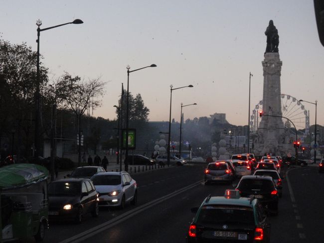 Marquess of Pombal Statue（立像）。後ろの公園には観覧車が見える。