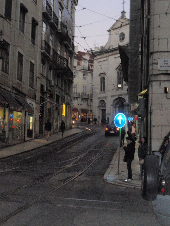 カテドラルに向かう路面電車路。