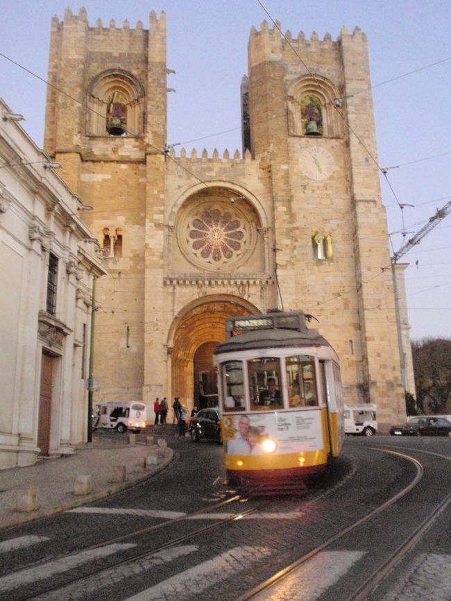 リスボン大聖堂。カテドラル前を走るトラム車。お馴染みの風景です。