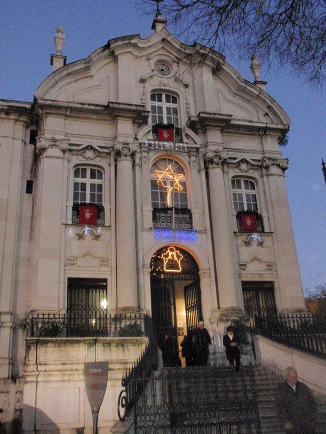 カテドラル近くの教会。ささやかなクリスマスイルミも。サント・アントニオ・デ・リシュボア教会