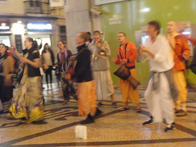 路上ではダンスとリズムのパフォーマンス