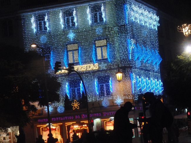 このビルは全体にデコレーション。ドン、ペードロ広場に面してる。