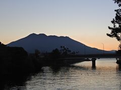 石橋記念公園から桜島シルエット

「雄大」と云う言葉がピッタリですね。
鹿児島の人々が誇りに思うのも頷けます。