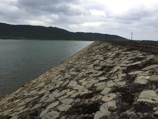 浦底湾側から新石垣空港に帰る途中の県道87号富野里大川線沿いに底原ダムがあります。<br />灌漑対策として国営で建設されたもので、農業用フィルダムとしては日本で一番長い堤体だそうです。