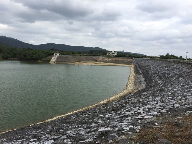 県道87号富野里大川線から市街地側に入った場所に真栄里ダムがあります。<br />先ほどの底原ダムと一緒に沖縄県が日本に戻った時から計画され建設されたダムです。<br />日本で一番南に位置する多目的ダムとのことですが、アプローチがわかりにくく観光目的ではないつくりでした。