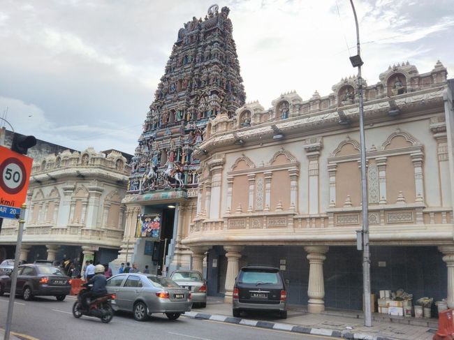 宿の隣にはスリ・マハ・マリアマンという寺院が建っています。