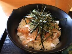 カンパチをユッケ風にした赤づけ丼。
ピリ辛の味付けが、カンパチの脂によく合って美味しい。
これで５００円。