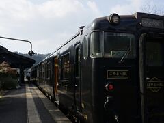 （揺れ以外は）快適な車内でまったりしていたら、
あっという間に明治３６年に建てられた登録有形文化財の嘉例川駅に到着。
はやとの風は嘉例川駅で５分停車します。
無人駅なのに特急が停車するという。