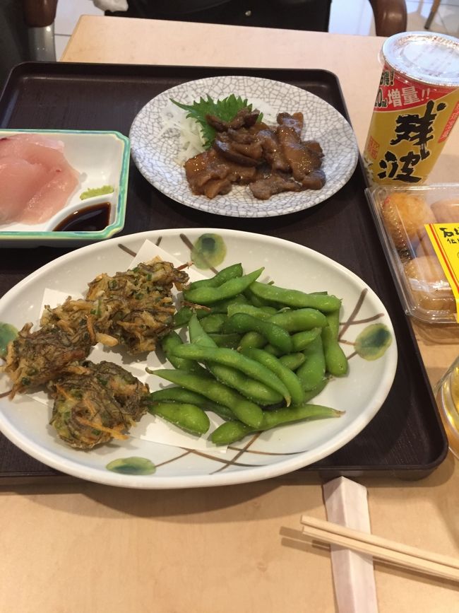 さらに、源というお店で1000円のビールセットを頼みました。<br />えだまめや刺身など3品のおつまみがついているので、お得です。<br />フードコート的なテーブルなので、先ほどの砂川冷凍総合食品で残波を買い増して飲んでも大丈夫でした。