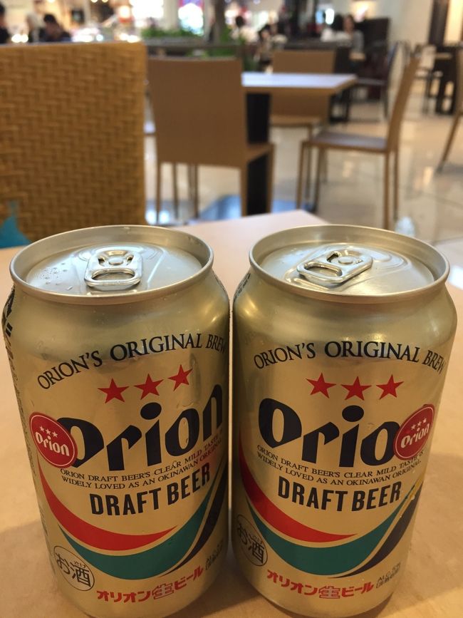 帰りの便を待つまでの間、砂川冷凍総合食品でオリオンビールと練り物などのおつまみを買ってフードコートで飲み食いしました。