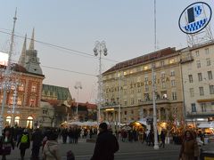 ザグレブ中央駅からぶらぶら歩き、イェラチッチ総督広場まで来ました。

イェラチッチ広場にもクリスマスマーケットが出ていました。
