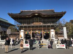 お待たせ致しました。
成田山新勝寺の総門前にやって参りました。