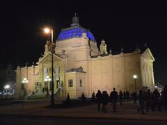 トミスラフ広場にあるアートパビリオンまで戻ってきました。

夕方とはまた雰囲気が違います。