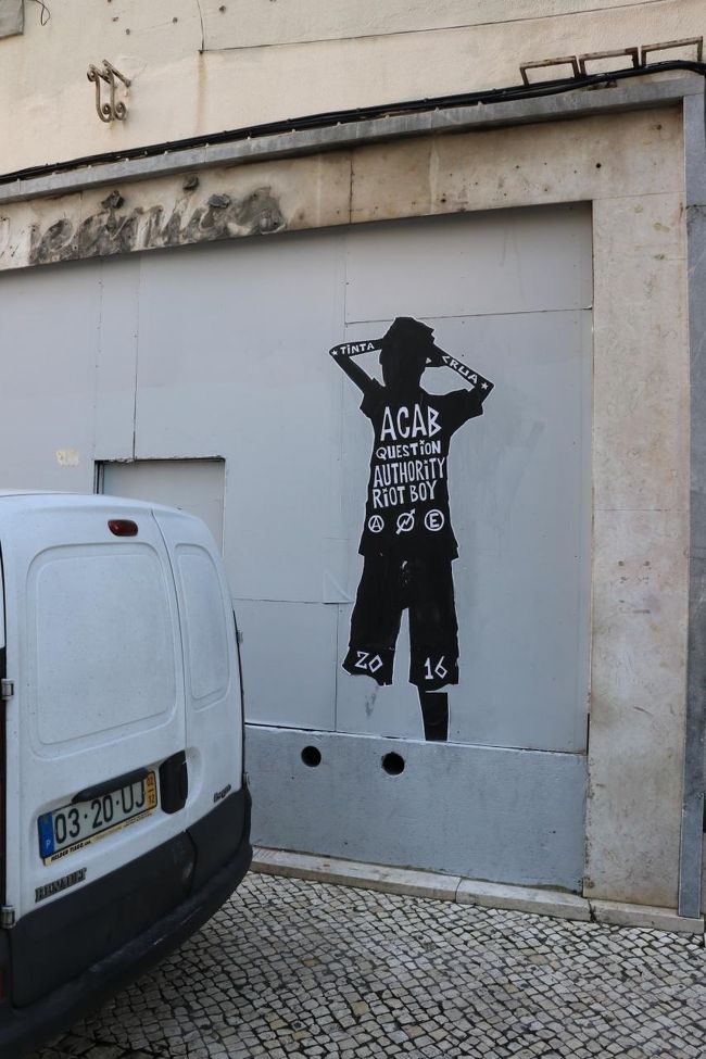 朝食を済ませ、身支度をして、いよいよ街歩きです。<br /><br />といっても今朝はジェロニモス修道院のあるベレン地区へ向かうため、市電１５番乗り場のある「フィゲイラ広場」へと歩いています。<br />ホテルから歩いて数分。土地勘がないままホテルを予約していましたが、どこへ行くにも便利な場所だと、現地に着いて気が付きました。<br /><br />ポルトガルでも落書きは多かったのですが、その落書きの完成度が高くて芸術作品のよう。<br />この落書きもオシャレでしょ？<br />