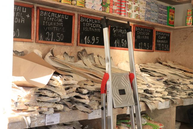 ポルトガルの名物といえば、コレ。<br />バカリャウです。<br />タラを塩漬けにして干したもの。<br /><br />ここはバカリャウ屋さんです。<br />食べる時は１～２日水に浸して塩抜きして使うんですって。<br /><br />干物なので薄っぺらになっているけれど、食べられるようになった物は厚みがあるんです。<br />こんなに膨らむものなのかと、レストランで食事をした時に思いました。<br />バカリャウ料理は後々出て来ます。<br />