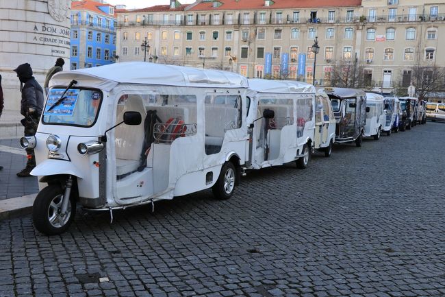 写真を撮っていたら、市電１５番の電車が来ていて出発しそうだったので、慌てて乗り込みました。<br />ちなみにフィゲイラ広場が市電１５番の始発＆終点です。<br /><br />もうちょっとゆっくり写真撮りたかったな～。