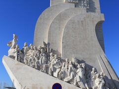 ジェロニモス修道院からのんびり歩いて約１０分。
「発見のモニュメント」に到着。
ちょうど工事用の足場を外しているところでした。
これがシートに覆われていたら、とっても残念だったけど、見れてよかった♪

■発見のモニュメント
１９６０年にエンリケ航海王子の５００回忌を記念して造られました。
帆船をモチーフにして、先頭に立つのはカラベル船を持ったエンリケ航海王子、その後には天文学者、宣教師、船乗りなど、この時代に活躍した人が並んでいます。

■エンリケ航海王子
エンリケ航海王子（1394年3月4日 - 1460年11月13日）は、ポルトガル王国の王子であり、自らは航海しなかったが、大航海時代の初期における重要人物の1人である。アヴィス王朝を開いたジョアン1世の子であり、後に初代のヴィゼウ公となる。（wikipediaより）