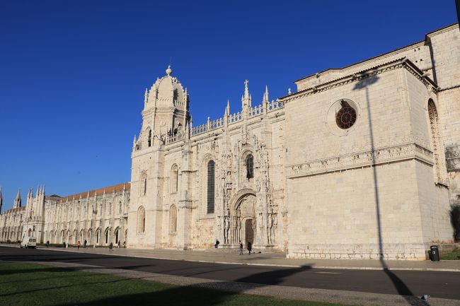 世界遺産　ジェロニモス修道院<br /><br />ヴァスコ・ダ・ガマによるインド航路開拓及び、エンリケ航海王子の偉業を称え、1502年にマヌエル1世によって着工され、1511年に回廊など大部分が完成したものの、その後、マヌエル1世の死やスペインとポルトガルの同君連合による中断等もあり、最終的な完成には300年ほどかかっている。（wikipediaより）<br /><br />ジェロニモス修道院は後にして・・・