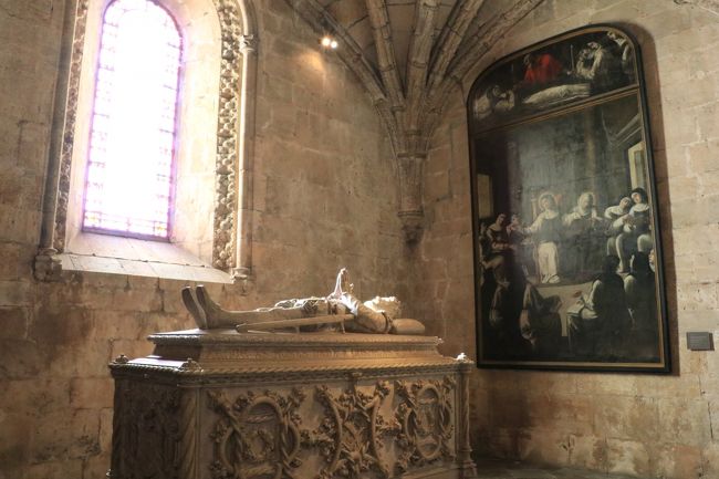 インド航路を発見したヴァスコ・ダ・ガマの偉業を一大叙情詩としてうたいあげたポルトガルの詩人ルイス・デ・カモンイスの棺。