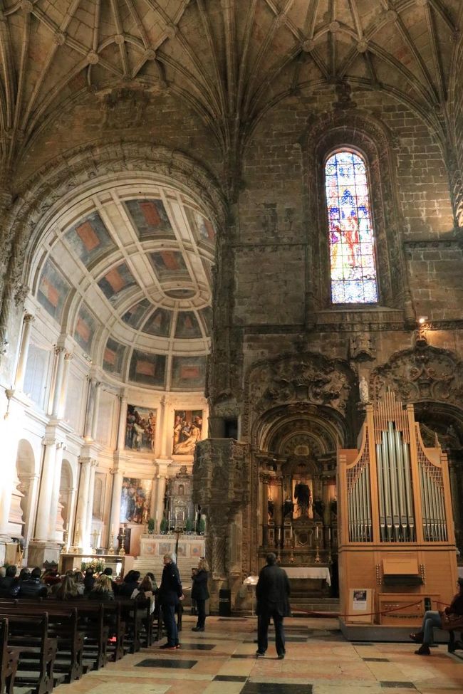 この角度だと棺が少し見えるかな？<br /><br />パイプオルガンはいつも見るだけ。<br />一度くらいは演奏を聴いてみたいんだけど、なかなかそういう場面に出会えない。