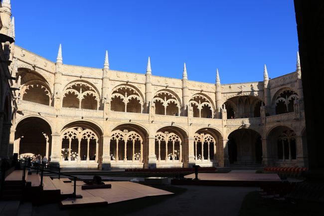 やっと修道院に入れました。<br /><br />中庭ではステージや音響設備などの準備中。<br />大晦日か新年のイベントでもあるのかな。