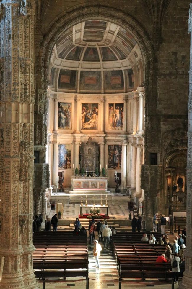 人が小さく見える。<br />それだけ建物が大きいってことだよね。