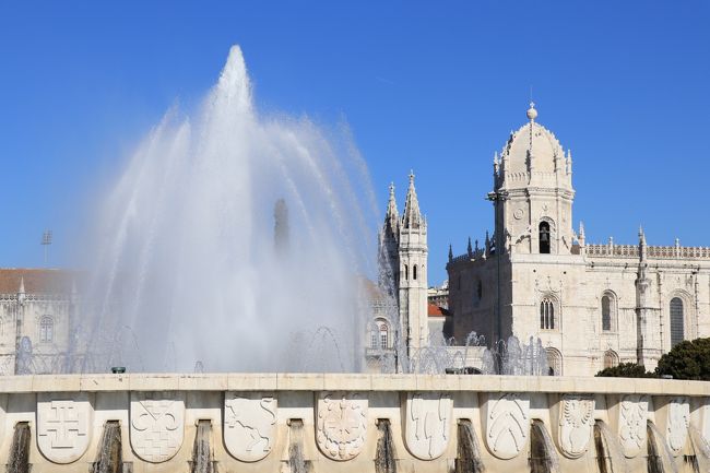 ジェロニモス修道院を出て、テージョ川方向へテクテク。<br /><br />ジェロニモス修道院と噴水のコラボ。<br />
