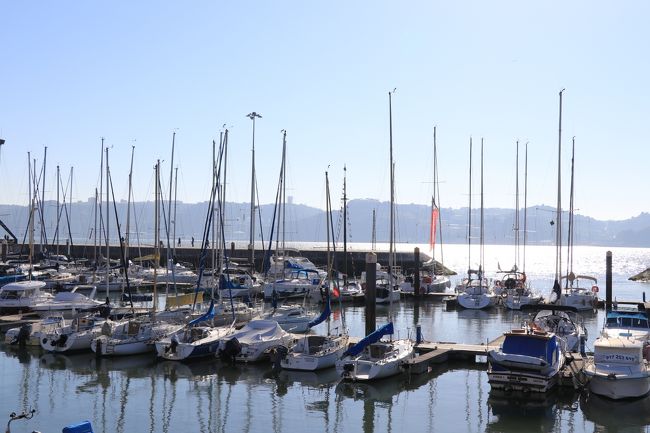 では次の目的地に向かって歩きます。<br />ヨットハーバーには沢山のヨットが並んでます。