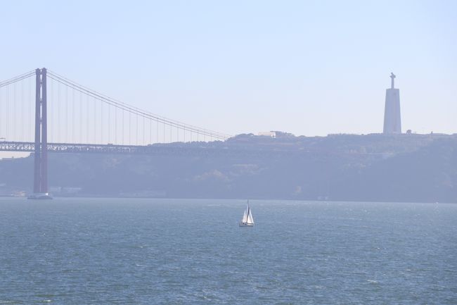 ４月２５日橋とキリスト像、ヨットも見えますね。