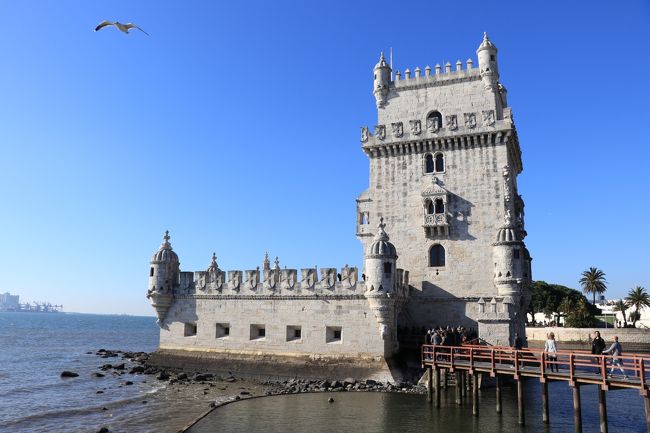横から見るベレンの塔。<br /><br />司馬遼太郎は貴婦人がドレスの裾を広げている姿にたとえ「テージョ川の貴婦人」と表現したそう。<br />素敵なたとえだね！
