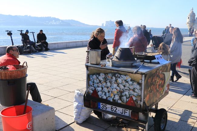 以前秋にイタリアは行った時、焼き栗を食べたいなと思っていたけど、そういう屋台に出会えなかったのです。<br />今回リスボンでは至る所で売っていた（笑）<br /><br />一度は食べてみたかったので、買ってみることに・・・。<br /><br />