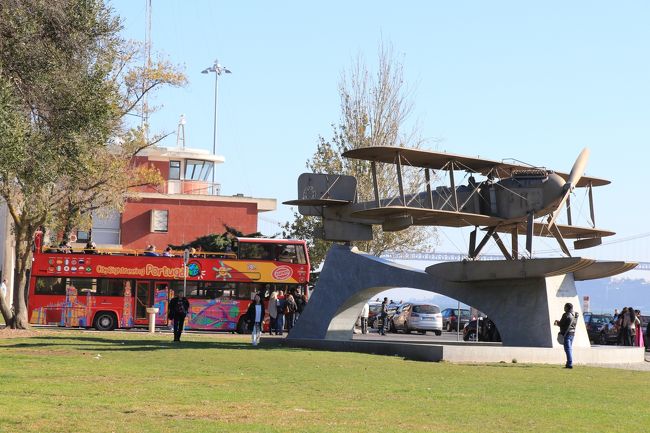 実物大かな？飛行機のモニュメント。