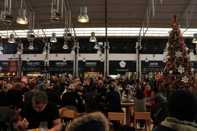 私達が着いたのは１３時過ぎ。<br />ちょうどランチの時間だったので、凄い人！<br />ここは市場に併設されているフードコートです。<br />まずはどんなお店があるのか、１周してみることに。