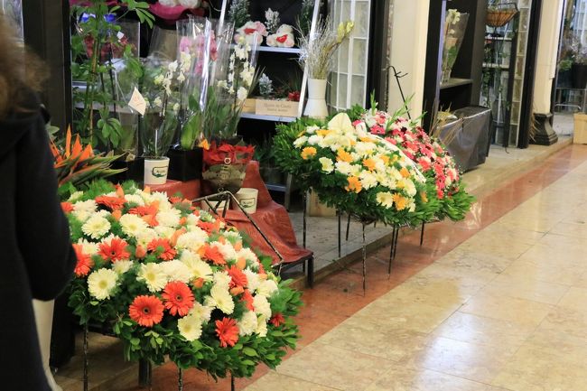 お花屋さん。<br />このお花は何に使うんだろう。お墓に供えるの？！