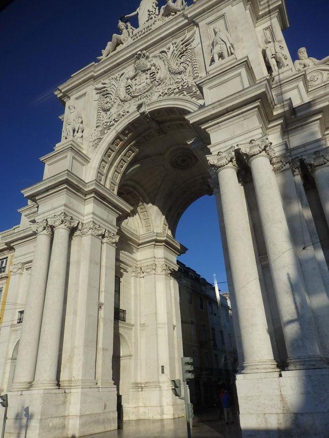 車窓から見る「勝利のアーチ」<br />大きな門だね。<br /><br />後でこの展望台にも行く予定です。