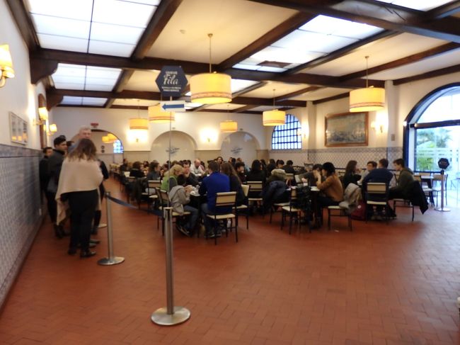 ここでまさかの行列！<br />朝はウェイターの人が少ないので、座れる席も少なくしてあるみたい。<br /><br />ここで早く食べて、ジェロニモス修道院のオープン待ちする予定だったのに、予定通りにはいかないね～。