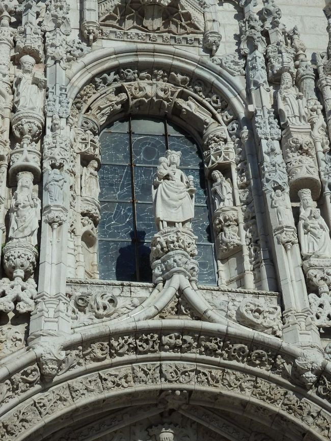 聖母マリア像を中心に、２４人の聖人や高位聖職者の像が並んでいます。<br /><br />ヨーロッパの教会などは、どこも装飾が美しいなと思います。