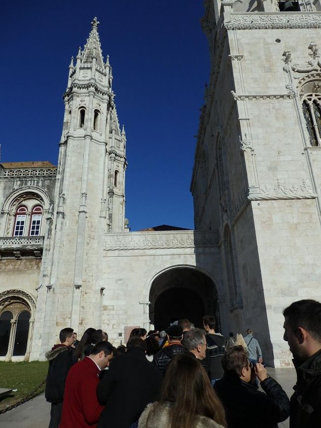 １０：２０<br />ジェロニモス修道院にはすでに行列が出来ていた。<br />オープンと同時に入る予定だったけど、読みが甘かった・・・<br /><br />仕方ない、行列に並びましょう。