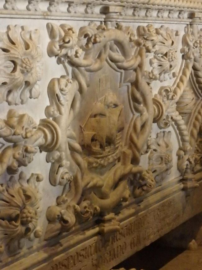 カラベル船が彫られています。