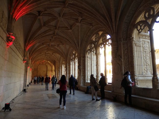 回廊<br /><br />１階はフランス人建築家ボイタック、２階はその死後に建設を引き継いだジョアン・デ・カスティーリョが手がけました。<br />その完成度の高さから、マヌエル様式の最高傑作と言われているそう。