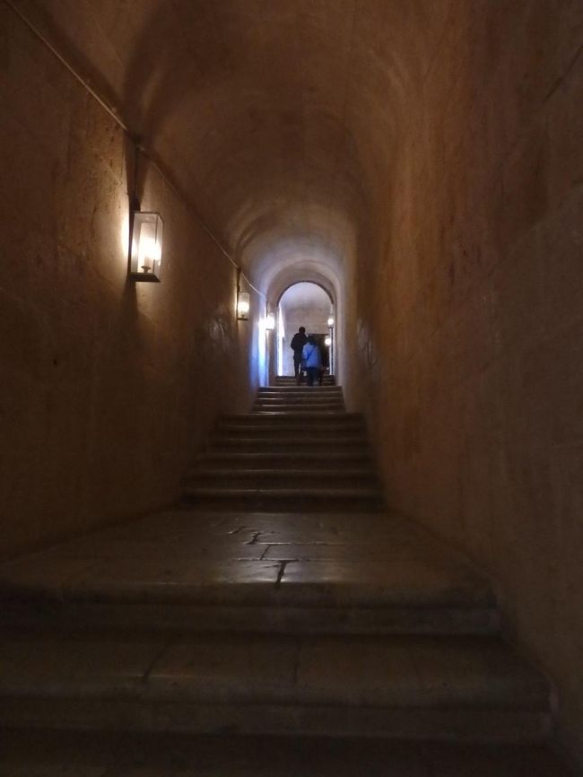 階段を上がって２階へ