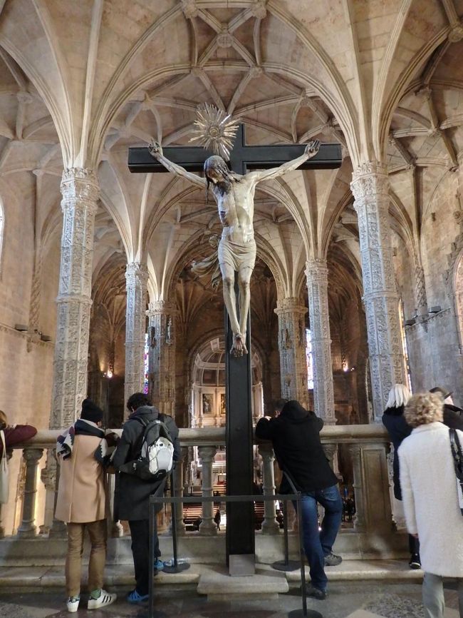 ２階に上がると、先ほど見学した「サンタ・マリア教会」の聖歌隊席に入れるようになっていました。<br /><br />聖歌隊席には磔刑のキリスト像があります。