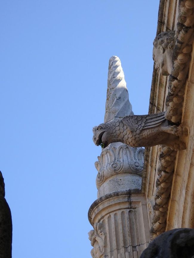 これは鷲かな？<br />ヨーロッパの古い建物の彫刻を見ていると、いろんな動物があるので、それを見つけるのも楽しいんです。