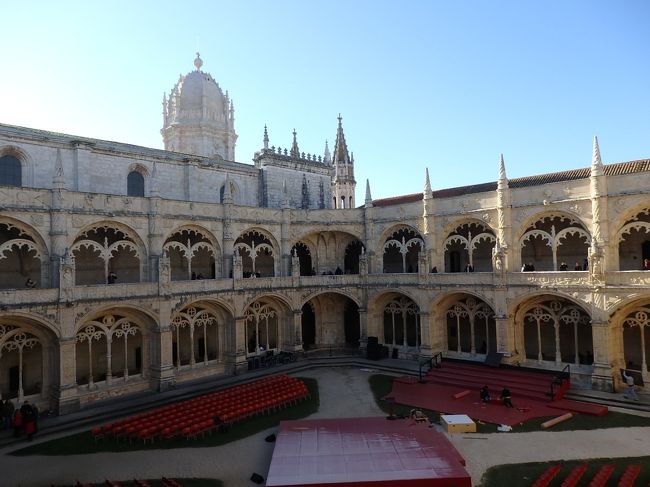 この中庭で何があるのか知りたいわ～。