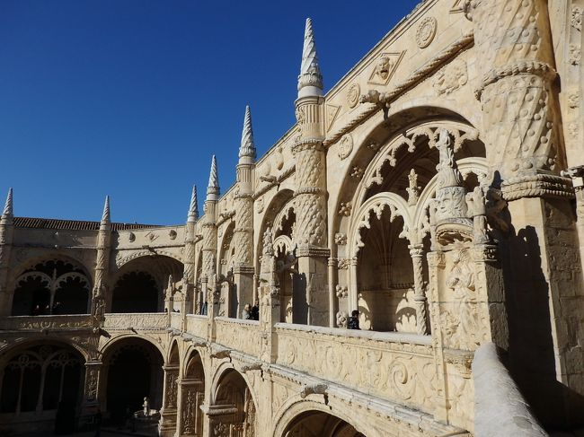 細かい彫刻が見事です。